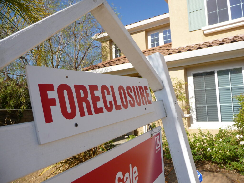 Pros and Cons of Buying a Foreclosed Home